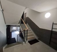 Na predaj kompletne zrekonštruovaný 3-izbový byt s lodžiou – Košice - Schodisko apartmánového domu v 3-izbovom byte s modernými dlaždicami a zábradlím.