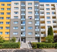 Na predaj kompletne zrekonštruovaný 3-izbový byt s lodžiou – Košice - Bytový dom na Bukurešťskej ulici, Košice - mestská časť Sídlisko Ťahanovce s predzáhradkou.