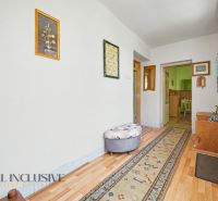Na predaj 3-izb. rod. dom na veľkom pozemku, Gabčíkovo - Chodba v rodinnom dome s podlahou s dreveným dekorom a kobercom.