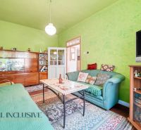 Na predaj 3-izb. rod. dom na veľkom pozemku, Gabčíkovo - Obývačka v rodinnom dome s farebnými stenami, pohovkami a retro nábytkom.