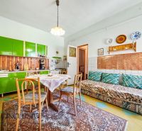Na predaj 3-izb. rod. dom na veľkom pozemku, Gabčíkovo - Retro interiér s kuchynskou linkou, stolom a pohovkou.