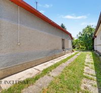 Na predaj 3-izb. rod. dom na veľkom pozemku, Gabčíkovo - Rodinný dom v Gabčíkove s betónovým chodníkom a udržiavaným trávnikom medzi budovami.