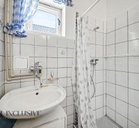 Na predaj 3-izb. rod. dom na veľkom pozemku, Gabčíkovo - Kúpeľňa v rodinnom dome s bielym obkladom a praktickým sprchovacím kútom.