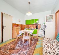 Na predaj 3-izb. rod. dom na veľkom pozemku, Gabčíkovo - Kuchyňa v rodinnom dome s farebným nábytkom, kobercom a dreveným dekorom.