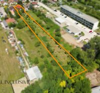 Na predaj 3-izb. rod. dom na veľkom pozemku, Gabčíkovo - Letecký pohľad na dlhý, ohraničený pozemok pri rodinných domoch v Gabčíkove.