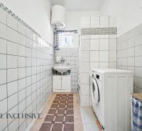 Na predaj 3-izb. rod. dom na veľkom pozemku, Gabčíkovo - Kúpeľňa s umývadlom, práčkou a bielymi obkladačkami v rodinnom dome.