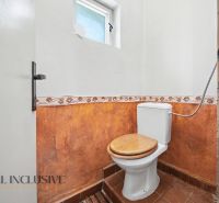 Na predaj 3-izb. rod. dom na veľkom pozemku, Gabčíkovo - Toaleta s dreveným sedadlom v rodinnom dome, s dekoratívnymi obkladačkami na stene.