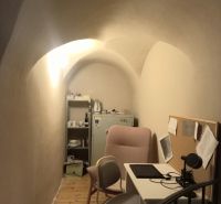 Na predaj obchodný priestor, 88,54 m2, Staré Mesto - pešia zóna. - Úzka kancelária s oblúkovým stropom, podlaha s dreveným dekorom, kancelárske a kuchynské vybavenie.