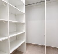 Moderný 2-izbový apartmán, balkón, sklad, Šancová-novostavba PREMIÈRE - Úložný priestor s bielymi regálmi v 2-izbovom byte.