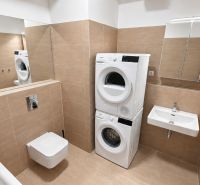 Moderný 2-izbový apartmán, balkón, sklad, Šancová-novostavba PREMIÈRE - Kúpeľňa 2-izbového bytu so sprchou, umývadlom, toaletou a práčkou so sušičkou.