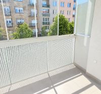 Moderný 2-izbový apartmán, balkón, sklad, Šancová-novostavba PREMIÈRE - Balkón s výhľadom na ulicu v 2-izbovom byte s moderným zábradlím.