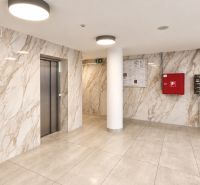 Moderný 2-izbový apartmán, balkón, sklad, Šancová-novostavba PREMIÈRE - Vchodová hala s mramorovými stenami, poštovými schránkami a výťahom v 2-izbovom byte.