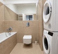 Moderný 2-izbový apartmán, balkón, sklad, Šancová-novostavba PREMIÈRE - Kúpeľňa 2-izbového bytu so sprchou, práčkou, sušičkou a béžovým obkladom.
