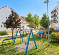 Moderný 2-izbový apartmán, balkón, sklad, Šancová-novostavba PREMIÈRE - Detské ihrisko obklopené budovami s farebnými nástennými maľbami na Sancovej ulici.