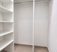 Moderný 2-izbový apartmán, balkón, sklad, Šancová-novostavba PREMIÈRE - Šatník s policami a vešiakovou tyčou v 2-izbovom byte.地板.