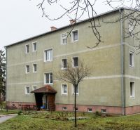 I Na predaj 2-i byt s terasou v Auersthal (Rakúsko) - Budova na ulici Kirchssen v Auersthali, obklopená zeleňou a parkovaním.