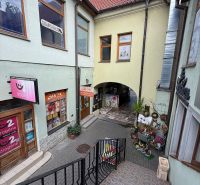 Obchodný priestor - TOP PONUKA V CENTRE - Schody vedú k obchodným priestorom v historickom centre Topoľčian, obklopeným obchodmi.