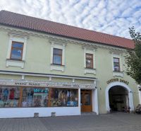 Obchodný priestor - TOP PONUKA V CENTRE - Obchodné priestory v Topoľčanoch s textilným sortimentom a vstupom do centra pasáže.