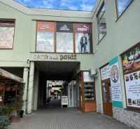 Obchodný priestor - TOP PONUKA V CENTRE - Obchodné priestory v Topoľčanoch so vstupom do centra pasáže a pohľadom na vitríny.