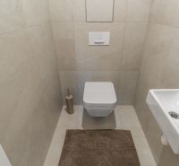 I Projekt Rezidencia MIEROVA - Toaleta so závesným WC, malým umývadlom a béžovou dlažbou, Výstavba bytov.