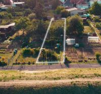 3.izbový byt so záhradou /420 m²/ a chatkou BOŠANY - Letecký pohľad na záhradu v Bošanoch na ulici Janka Kráľa s vyznačenými hranicami.