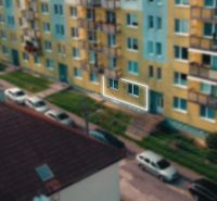 3.izbový byt so záhradou /420 m²/ a chatkou BOŠANY - Ulica Janka Kráľa v Bošanoch, byt s označením. Parkovanie a panelák pri 3-izbovom byte.