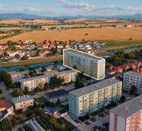 3.izbový byt so záhradou /420 m²/ a chatkou BOŠANY - Pohľad na 3-izbový byt na ulici Janka Kráľa v Bošanoch s okolitou krajinou.