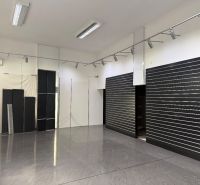 Lukratívny obchodný priestor v Centre Topolčian   - Obchodné priestory s podlahou v dekore dreva a nastaviteľným osvetlením.