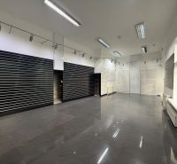 Lukratívny obchodný priestor v Centre Topolčian   - Obchodné priestory s lesklou podlahou, vstavanými svetlami a lamelovými stenami.
