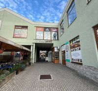 Lukratívny obchodný priestor v Centre Topolčian   - Obchodné priestory v Topoľčanoch s otvorenou pasážou a vonkajšími reklamami.