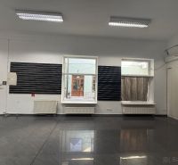 Lukratívny obchodný priestor v Centre Topolčian   - Obchodné priestory so sivou podlahou a veľkým oknom.