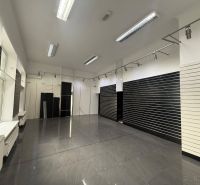 Lukratívny obchodný priestor v Centre Topolčian   - Obchodné priestory s tmavými stenami a šedou dlažbou, vhodné na prenájom.