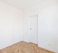Pozrite si NOVÝ 2 i BYT po ČERSTVEJ REKONŠTRUKCII, KLIMATIZÁCIA - Izba so stenami bielej farby a podlahou s dreveným dekorom, 2-izbový byt.