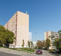 Pozrite si NOVÝ 2 i BYT po ČERSTVEJ REKONŠTRUKCII, KLIMATIZÁCIA - Bytové domy na Adámiho ulici v Bratislave - Karlovej Vsi obklopené zeleňou a cestou.