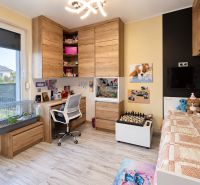 Predaj 4i samostatný rodinný dom, 400 m2 pozemok, Mosonmagyaróvár - Detská izba s podlahou s dreveným dekorom, posteľou a pracovným stolom v rodinnom dome.