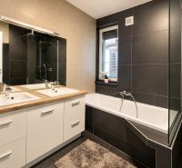 Predaj 4i samostatný rodinný dom, 400 m2 pozemok, Mosonmagyaróvár - Kúpeľňa v rodinnom dome s dvojitým umývadlom a vaňou, svetlé obklady.