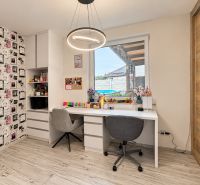 Predaj 4i samostatný rodinný dom, 400 m2 pozemok, Mosonmagyaróvár - Pracovný kútik v rodinnom dome s podlahou v drevenom dekore, dekoratívna tapeta.