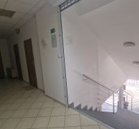Prenájom - Poprad, kancelárske priestory centrum, 38 m2 - Interiér kancelárie s priestranným schodiskom a dlažbou, v tichom prostredí.
