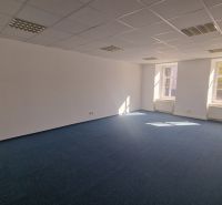 Prenájom - Poprad, kancelárske priestory centrum, 38 m2 - Svetlá priestranná kancelária s modrým kobercom a bielymi stenami.