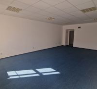 Prenájom - Poprad, kancelárske priestory centrum, 38 m2 - Kancelárie s modrým kobercom, bielymi stenami a stropnými svetlami.
