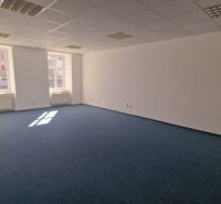 Prenájom - Poprad, kancelárske priestory centrum, 38 m2 - Priestranné kancelárie s modrým kobercom a stropnými svietidlami.