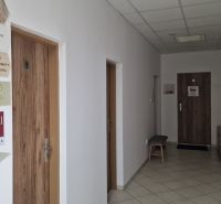 Prenájom - Poprad, kancelárske priestory centrum, 38 m2 - Kancelárie s bielymi stenami a dverami s dreveným dekorom pre rôzne firmy.