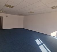Prenájom - Poprad, kancelárske priestory centrum, 38 m2 - Miestnosť kancelárie s modrým kobercom a bielymi stenami, vhodná na zariadenie.