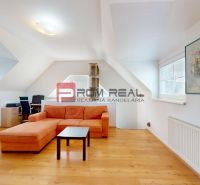 3D OBHLIADKA -  Veľký 2-izbový podkrovný byt s rozlohou 62 m2 + terasa - Svetlá obývacia izba s oranžovou sedačkou, pracovným kútom a podlahou s dreveným dekorom.