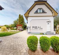 3D OBHLIADKA -  Veľký 2-izbový podkrovný byt s rozlohou 62 m2 + terasa - Rodinný dom na Hlavnej ulici v Miloslavove s upravenou záhradou a vydláždenou príjazdovou cestou.