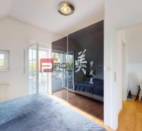 3D OBHLIADKA -  Veľký 2-izbový podkrovný byt s rozlohou 62 m2 + terasa - Spálňa s podlahou s dreveným dekorom a vstavanou skriňou v 2-izbovom byte.