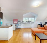 3D OBHLIADKA -  Veľký 2-izbový podkrovný byt s rozlohou 62 m2 + terasa - Obývacia izba s oranžovou sedačkou, pracovným stolom a podlahou s dreveným dekorom v 2-izbovom byte.