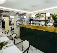 Jedinečná príležitosť - reštaurácia s kompletným konceptom a zázemím - Štýlový bar s dekoratívnymi prvkami a stolmi v obchodných priestoroch.