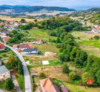 Pozemok na predaj v Detve, Skliarovo, aj so základovou platňou - Kopcovitá krajina obklopuje domy v Detve, ideálna pre pozemky - bývanie.