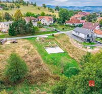 Pozemok na predaj v Detve, Skliarovo, aj so základovou platňou - Pozemky - bývanie v Detve s výhľadom na okolité domy a prírodnú scenériu.